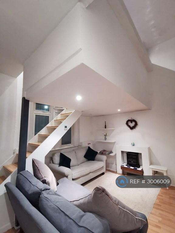 1 bedroom house in Miller Road, London, SW19 (1 bed) (#3006009)