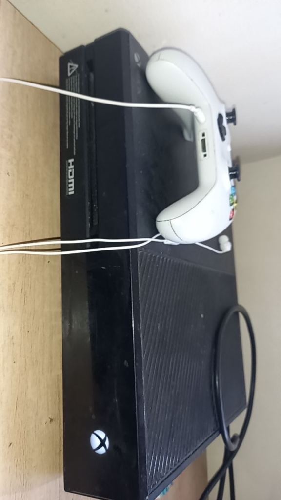 Xbox One Console with Controller – Good Condition