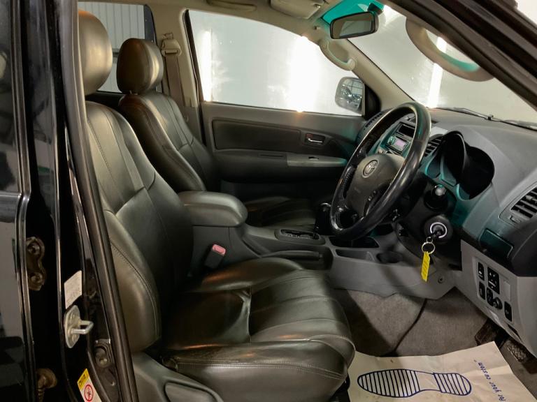 2011 Toyota Hilux 3.0 D-4D Invincible Pickup 4dr Diesel Auto 4WD (227 g/km, 171 bhp) Pick Up Dies...