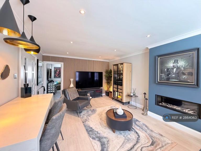 2 bedroom flat in Maidenhead Road, Cookham, SL6 (2 bed) (#2864063)