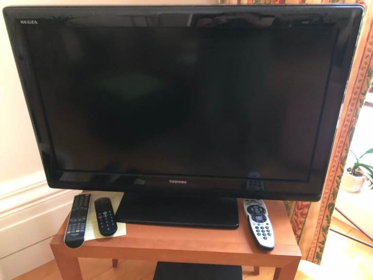 Toshiba 32AV555D 32-inch LCD TV With Remote and stand