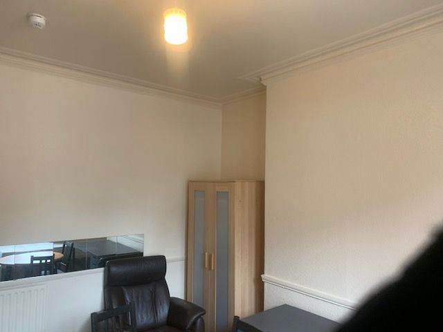 Bedsit West Ave/Five Lamps Area 