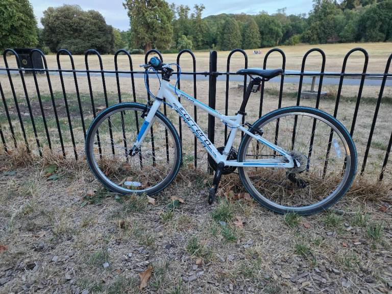 Carrera Saruna Junior Hybrid Bike. 