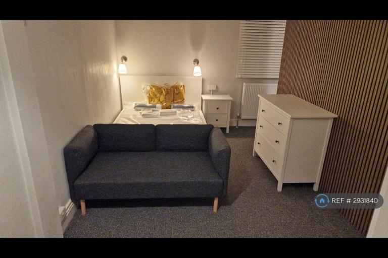 Studio flat in Princes Avenue, Hull, HU5 (#2931840)