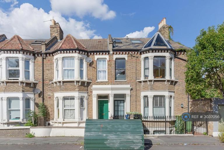 2 bedroom flat in Lyndhurst Grove, London, SE15 (2 bed) (#3037056)