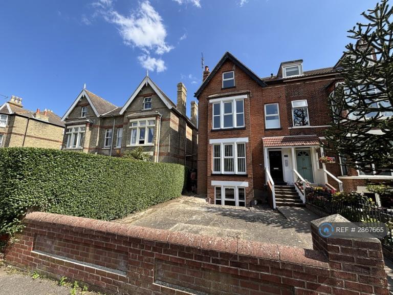 1 bedroom flat in London Road South, Lowestoft, NR33 (1 bed) (#2867665)