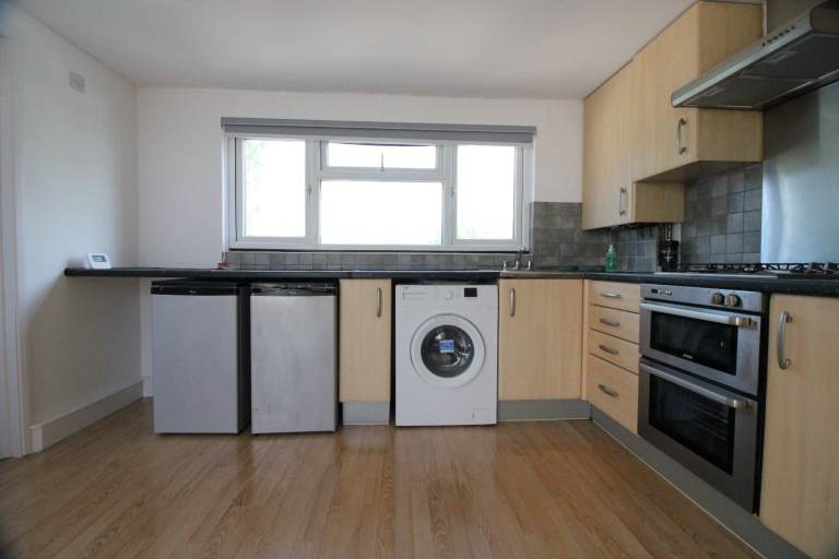SELF CONTAINED STUDIO FLAT FOR RENT NEAR STATION & SHOPS- SOUTHALL HAYES HESTON GREENFORD
