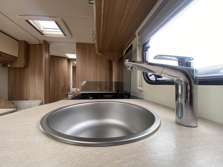 2017 LUNAR CLUBMAN ES LUXURY TOURING CARAVAN