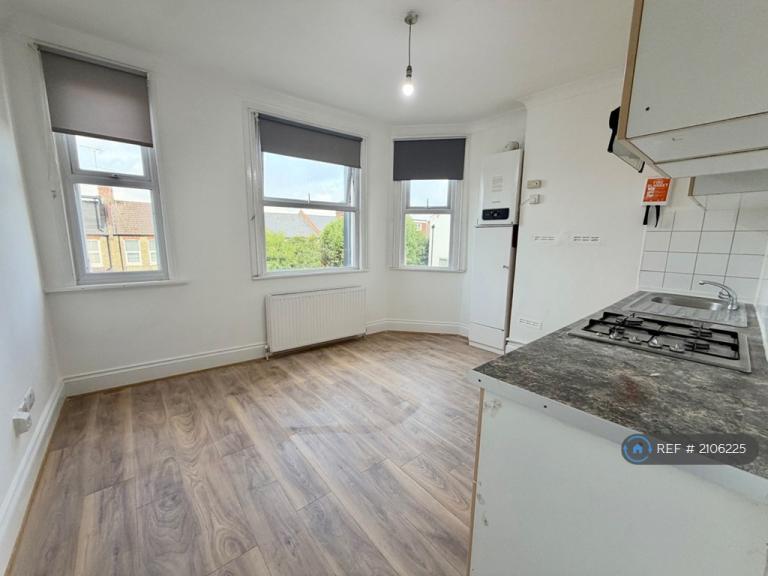 1 bedroom flat in Ballards Lane, London, N12 (1 bed) (#2106225)