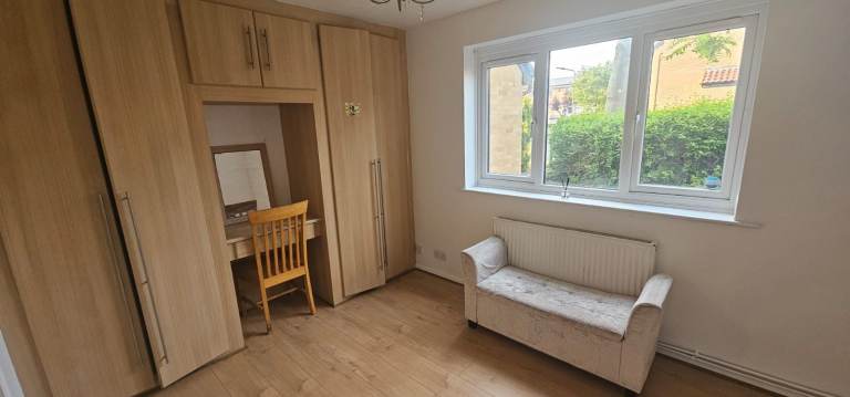 A very nice Ground floor flat on Millhaven Close Romford RM6 