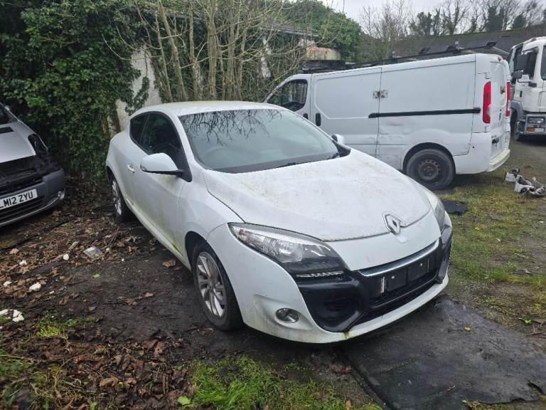 Breaking late 2013 renault megane coupe 1 5 dci tom tom edition 