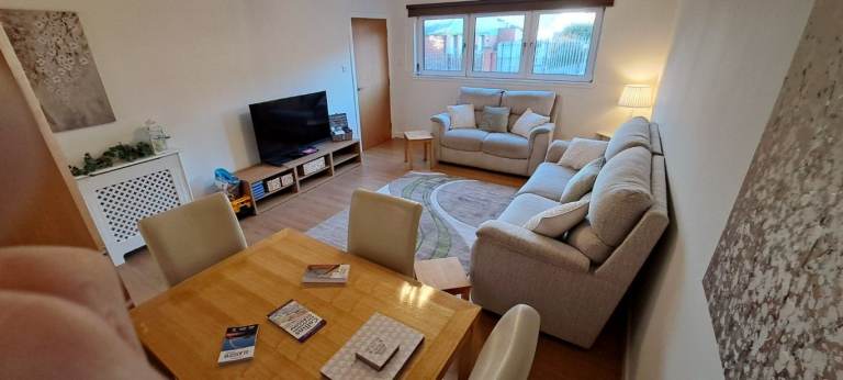 2 Bedroom Flat, with private parking, West End/Queen Marg. Drive area