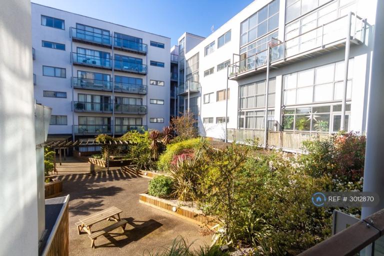 2 bedroom flat in Crown Place, London, SE16 (2 bed) (#3012870)
