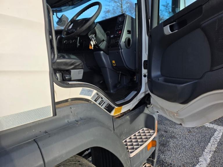 2015 Scania P320 6X2 Twin Wheel 27ft Curtainsider Body