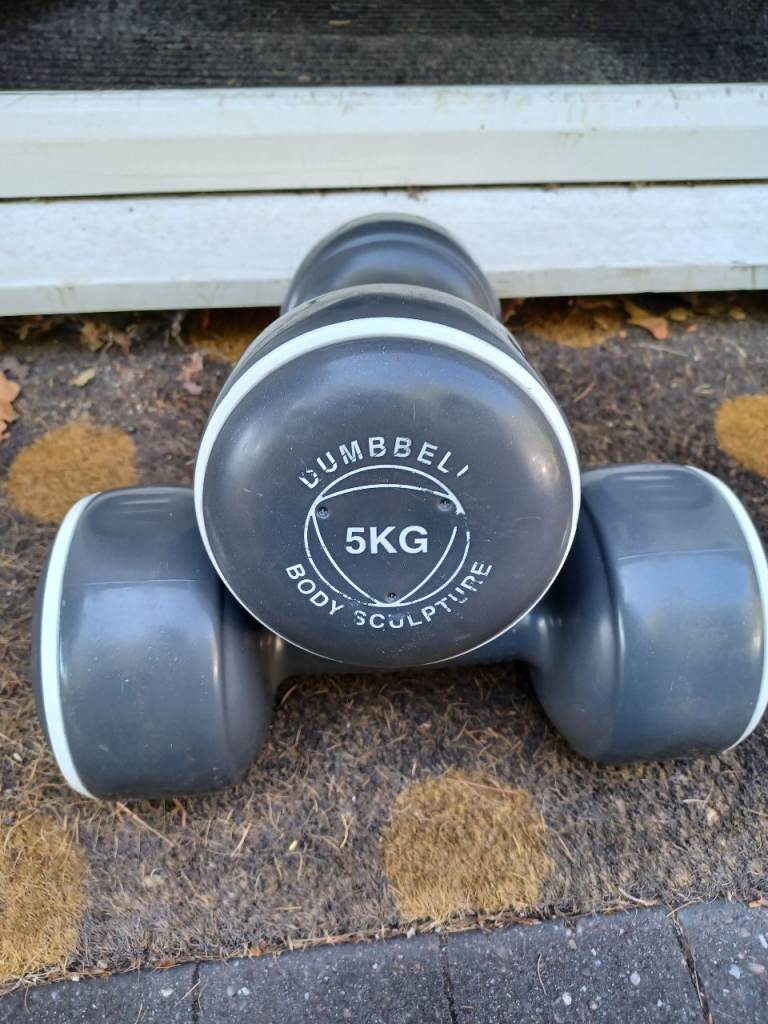 2 x 5KG DUMBBELLS 