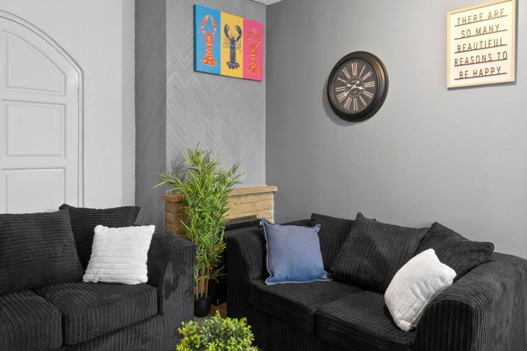 Comfort Meets Style, 4-Bedroom Home, Greenwich, Free Parking