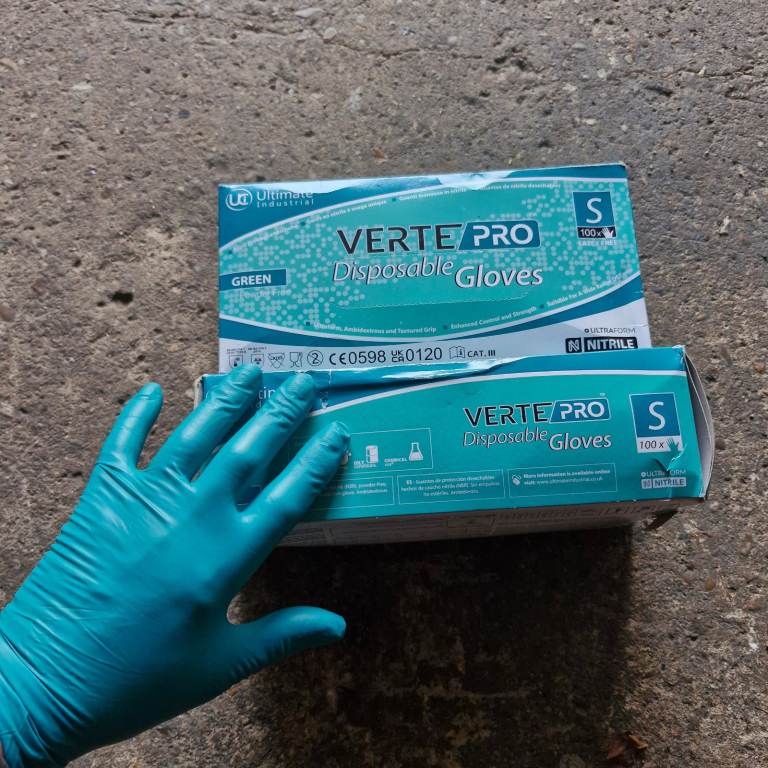 Disposable small gloves 