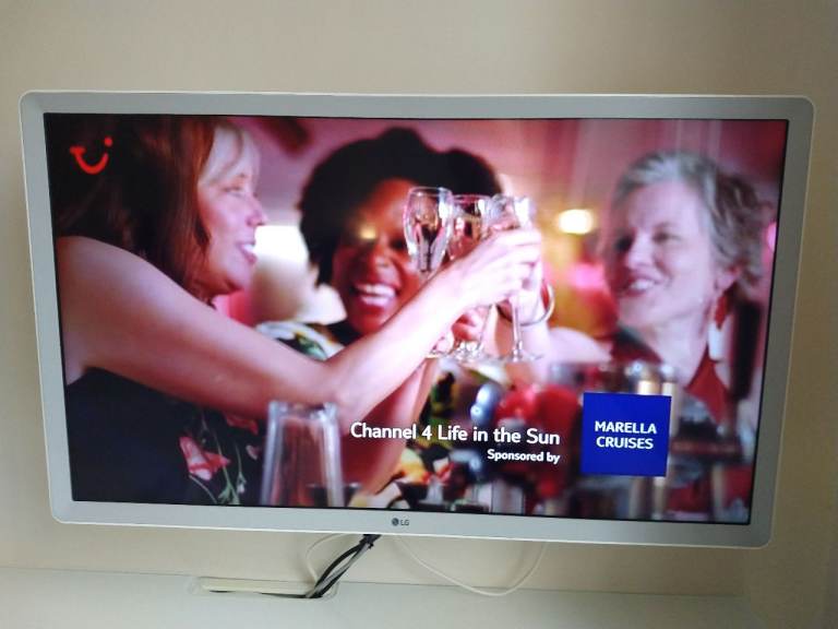 LG 32" FULL HD SMART TV WITH REMOTE CONTROL AND STANDS, EXCELLENT WORKING ORDER & CONDITION