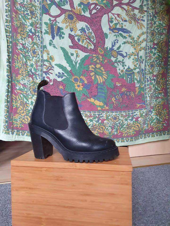 DR MARTENS - Chelsea Heeled Boot