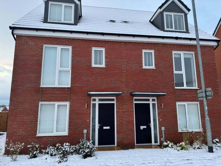 Spacious Newly Built 4-Bedroom House – Single Rooms Available