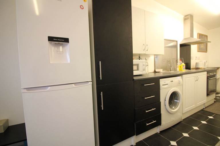 *INCLUDING COUNCIL TAX & WATER* ONE BED FLAT IN HOUNSLOW WEST FOR SINGLE OR COUPLE