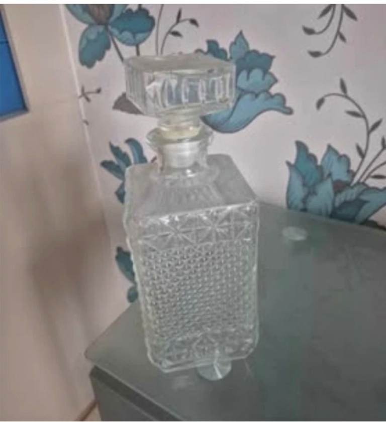 Clear Glass Decanter with Stopper – Good Condition