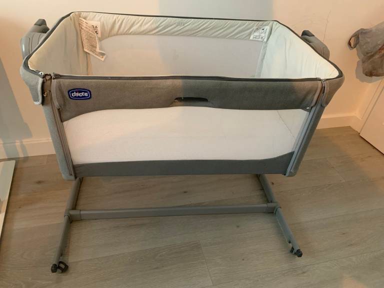 Chicco Next 2 Me Magic 2 Bedside Crib Cool Grey - perfect condition