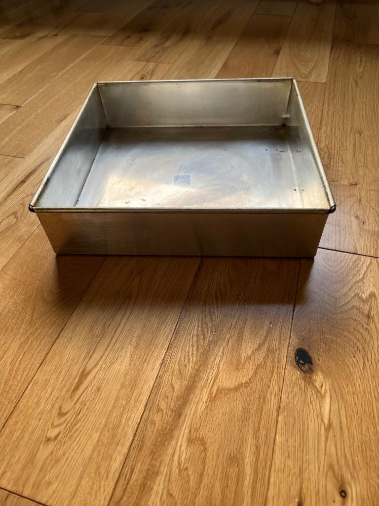 Cake baking tin