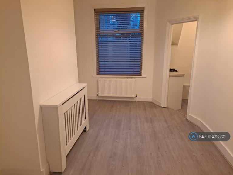 1 bedroom flat in Cambus Road, London, E16 (1 bed) (#2718701)
