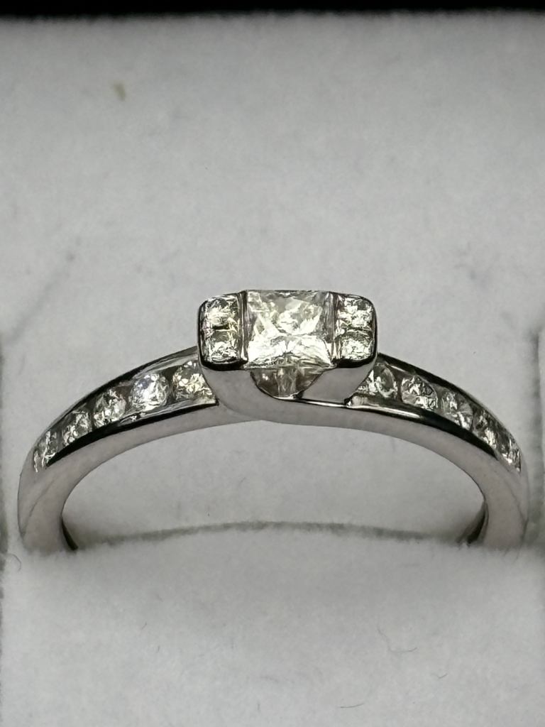 9ct White Gold Diamond Princess Cut Solitaire engagement Ring size i (Indigo)