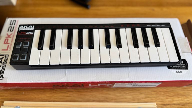 Akai LPK 25 controller keyboard