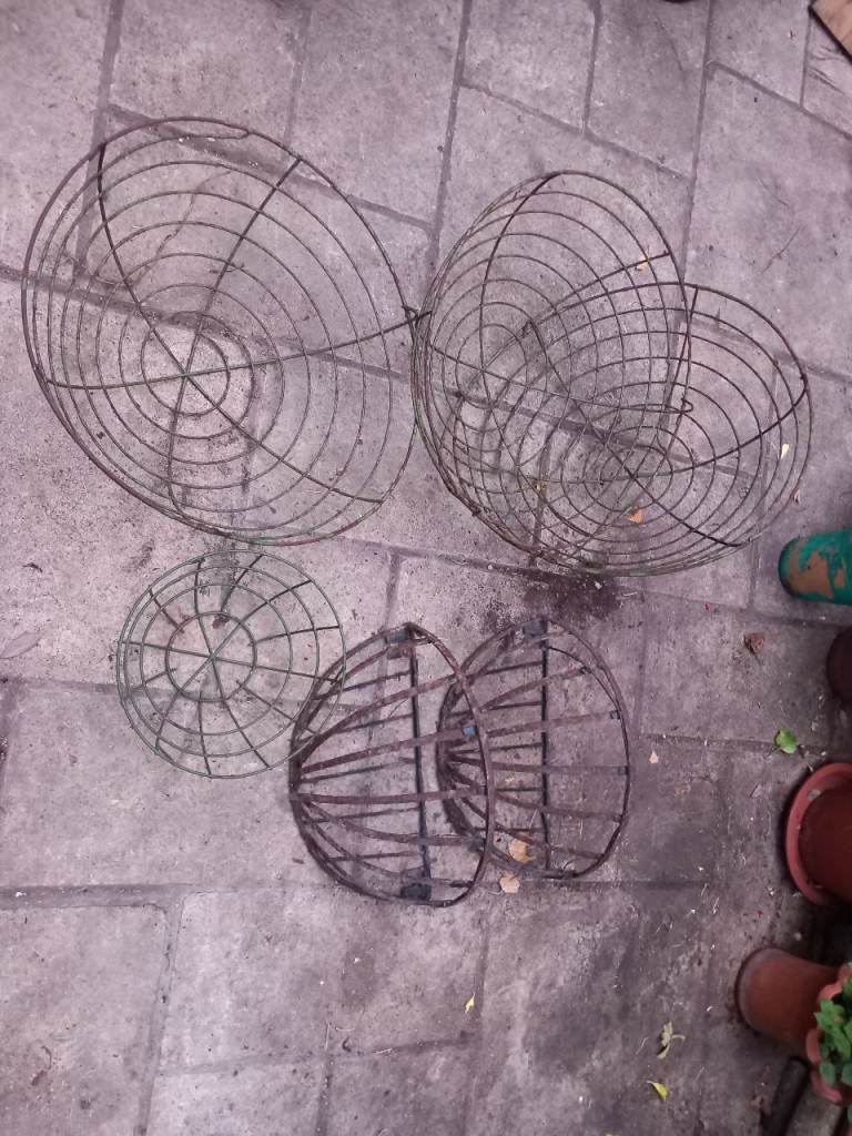 Hanging and Wall Baskets.   Two wall.  Three large and one small.  Can be upcycled.