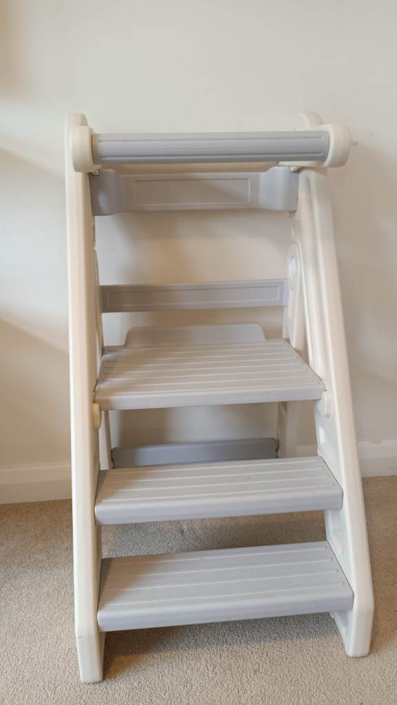 3 Steps Kids Toddler Learning Tower Kitchen Standing Steps Stool Helper Tower is in good condition 
