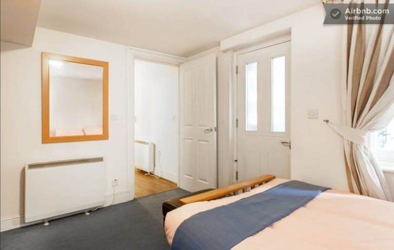Lovely Clean Room Kensington/Gloucester Rd  Zone 1 - 5 Minutes Walk to 4 Underground Stations