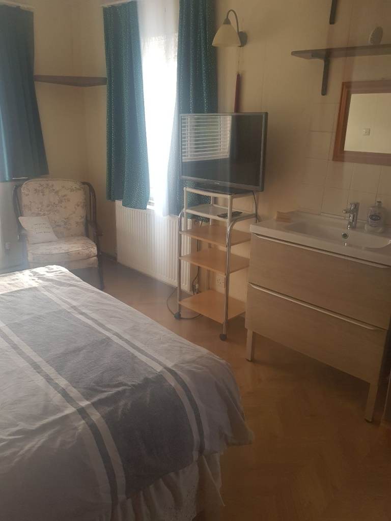 DOUBLE ROOM MISBOURNE ROAD HILLINGDON MIDDLESEX UB10