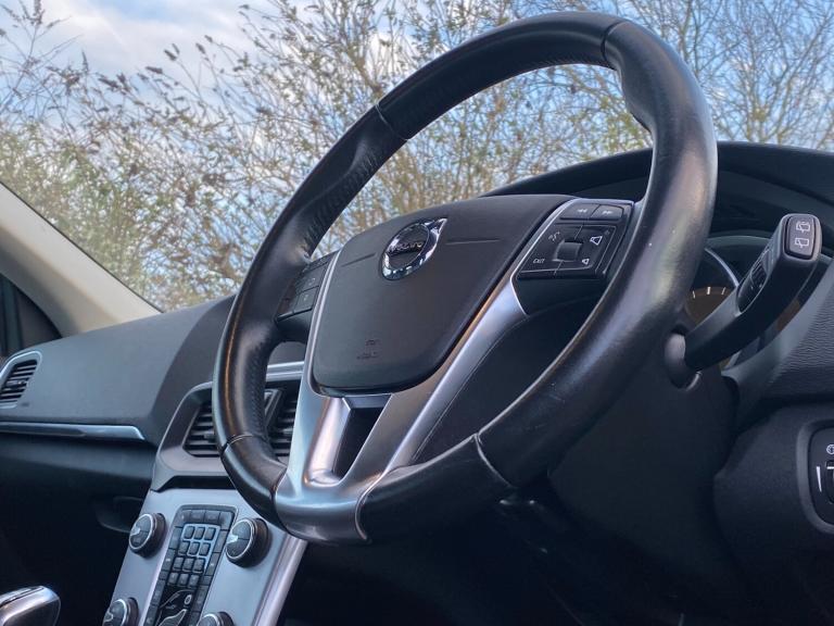 2018 Volvo V40 T3 [152] Inscription 5dr - Sat Nav &amp; Rear Camera &amp; Heated Seats HATCHBACK ...