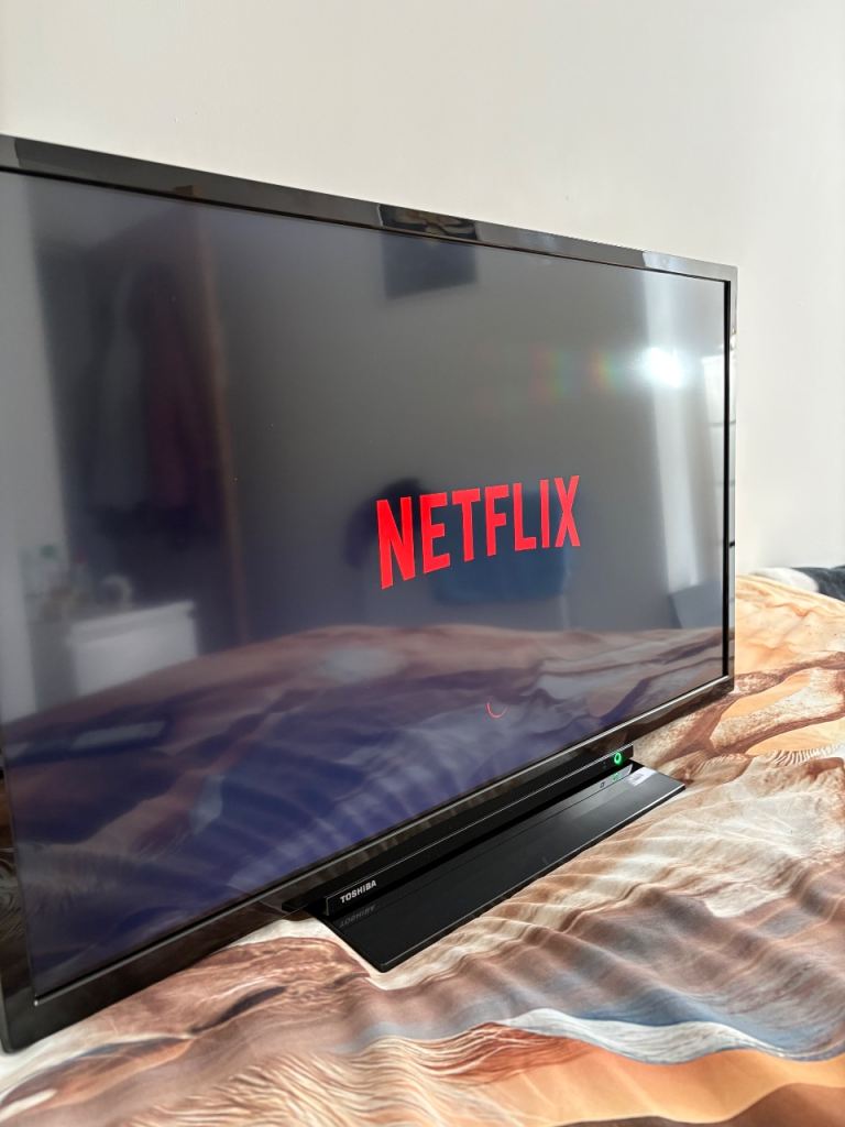 32 TOSHIBA SMART TV
