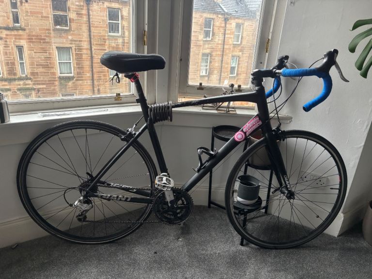 Giant Defy Road Bike – Black, Good Condition but needs spokes 