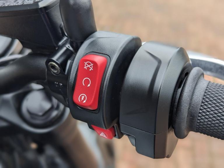 TRIUMPH TRIDENT 660 2024 - BLACK - HEATED GRIPS- 2 SERVICE STAMPS - QUICKSHIFTER