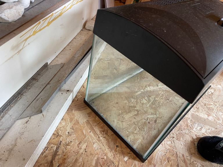 Small Glass Aquarium Fish Tank with Lid – Good Condition