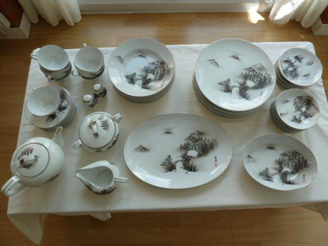 KUTANI JAPANESE HAND PAINTED 8 PIECE DINNER & TEA SERVICE