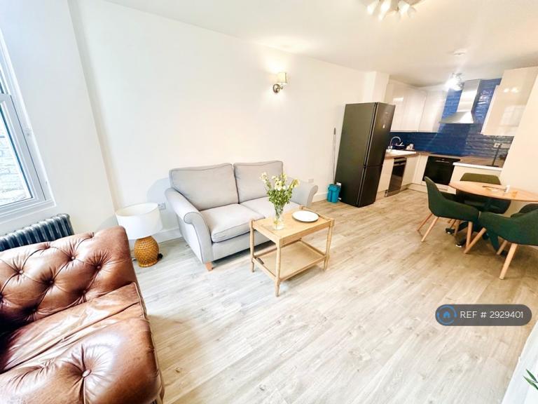 2 bedroom flat in Stonor Road, London, W14 (2 bed) (#2929401)