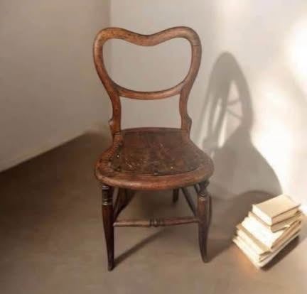 Beautuful  Victorian balloon back wooden chair in good condition