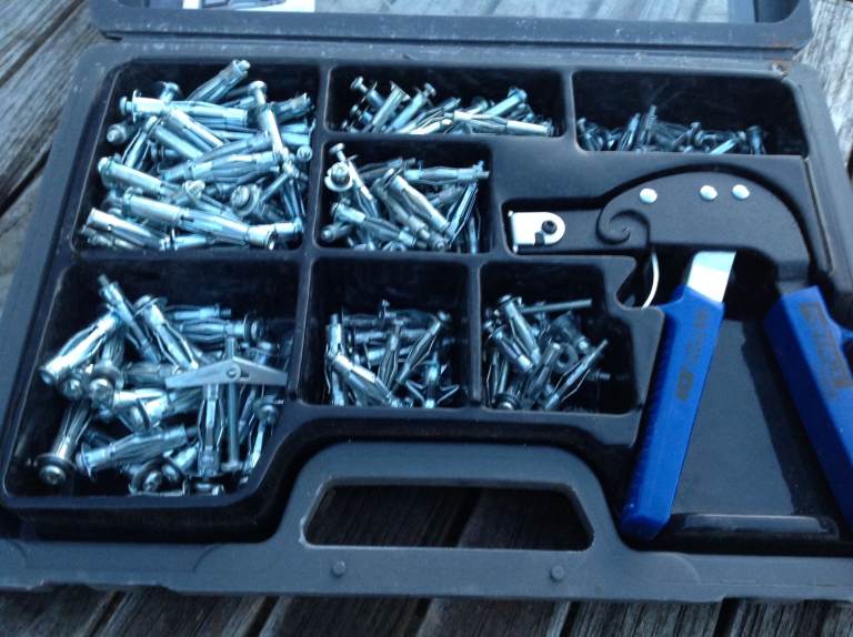 hollow wall fixing kit