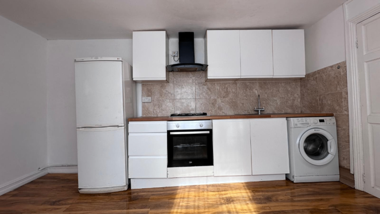 Spacious and big 2-bedroom flat available in E11 4HL