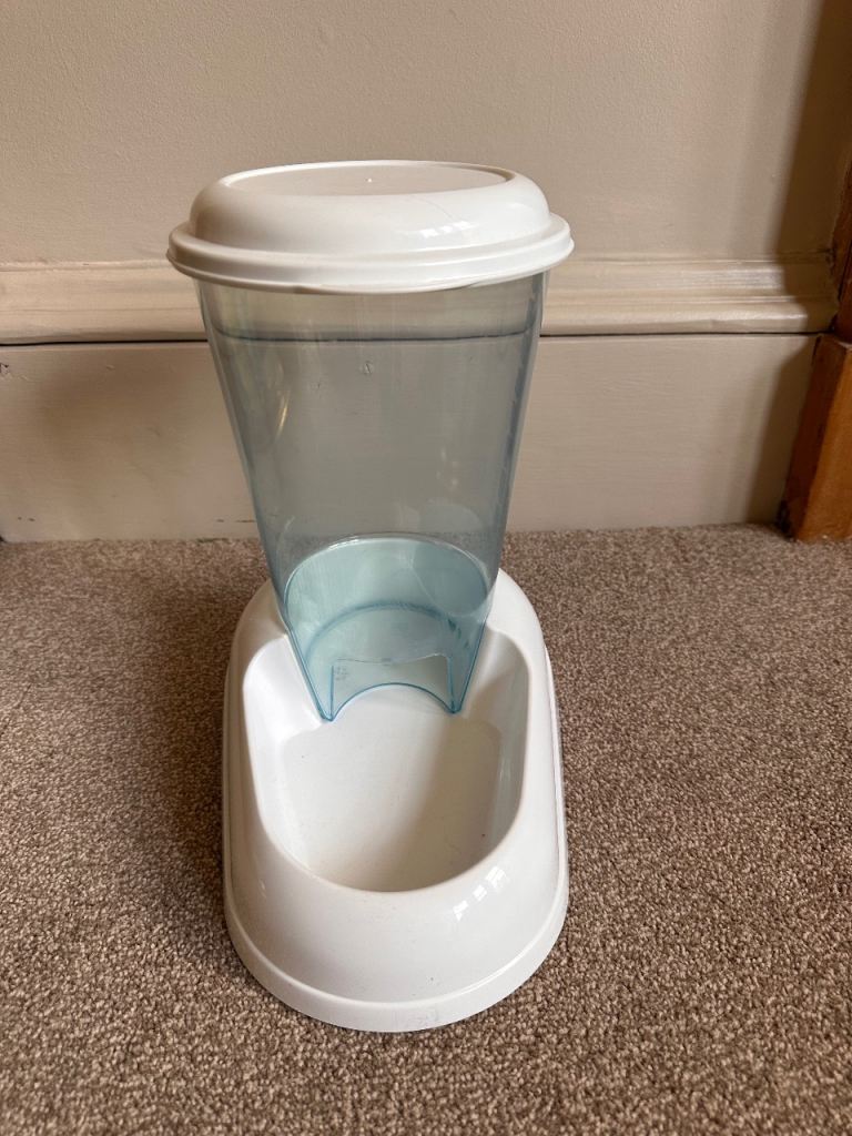 Pet food dispenser