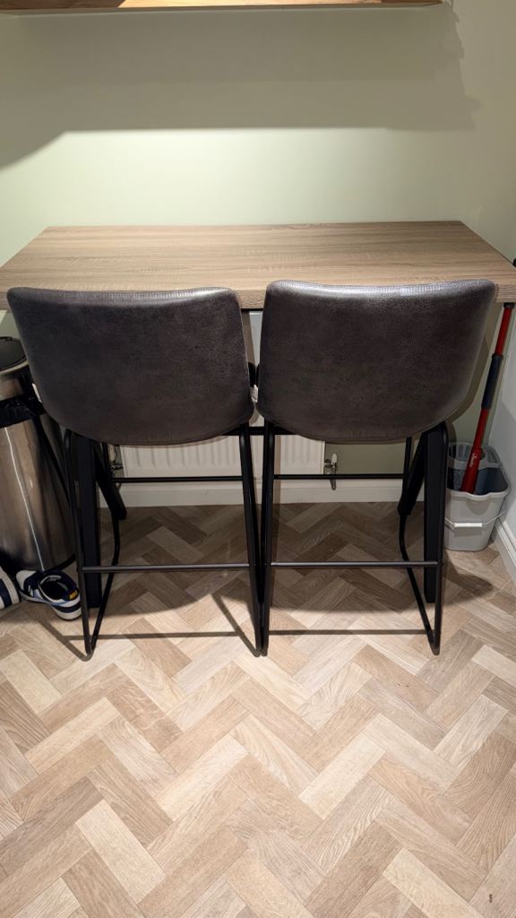 Breakfast Bar and Chairs