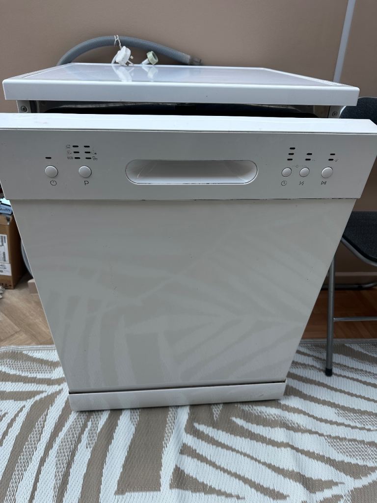 Essentials White Freestanding Dishwasher – Good Condition