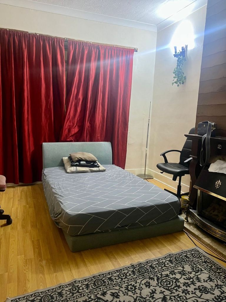 A big double room for rent/urgent housemate required 