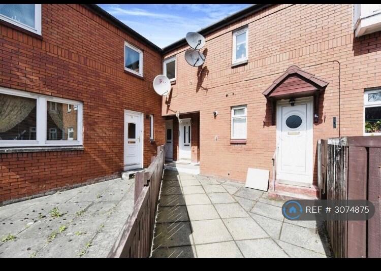2 bedroom flat in Claythorn Court, Glasgow, G40 (2 bed) (#3074875)